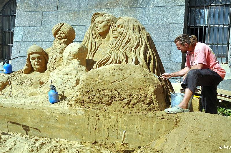 Sand Festival в России: скульптор работает над группой из трёх женских лиц и двух мужских голов